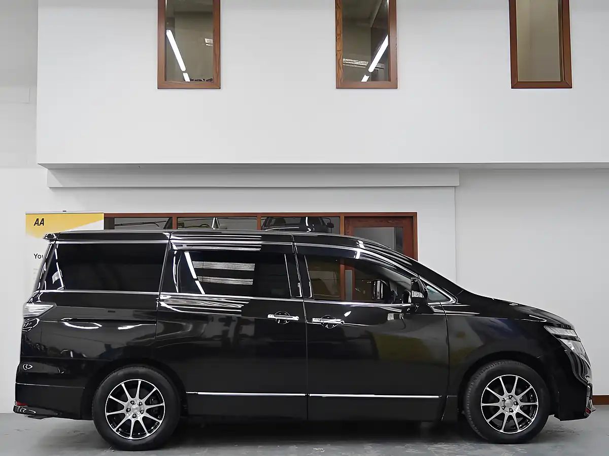 Used 2015 Nissan Elgrand Highway Star Black - Interior and Exterior details 9