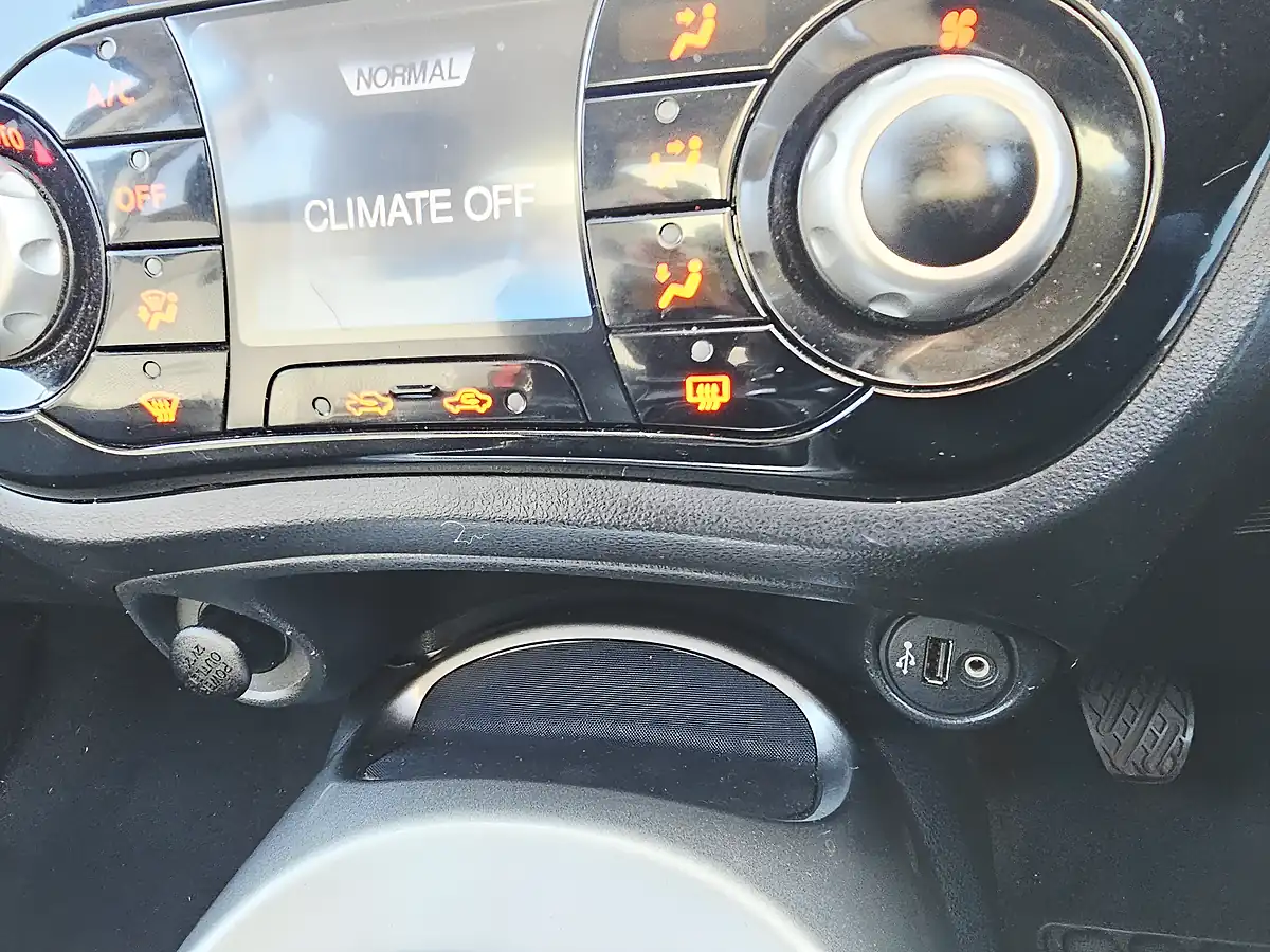Used 2015 Nissan Juke Acenta Blue - Interior and Exterior details 12