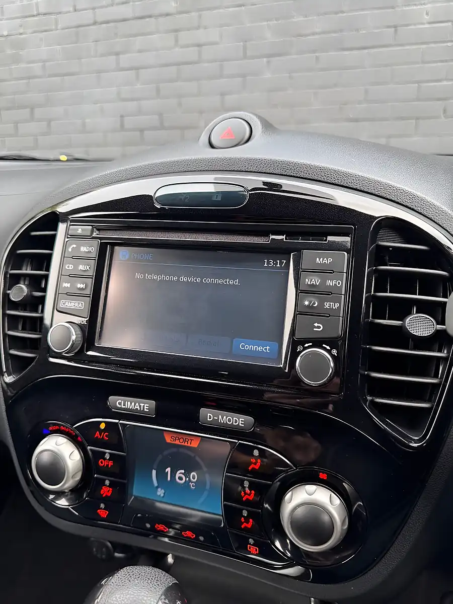 Used 2015 Nissan Juke Acenta Premium Ink Blue Pearl - Interior and Exterior details 18