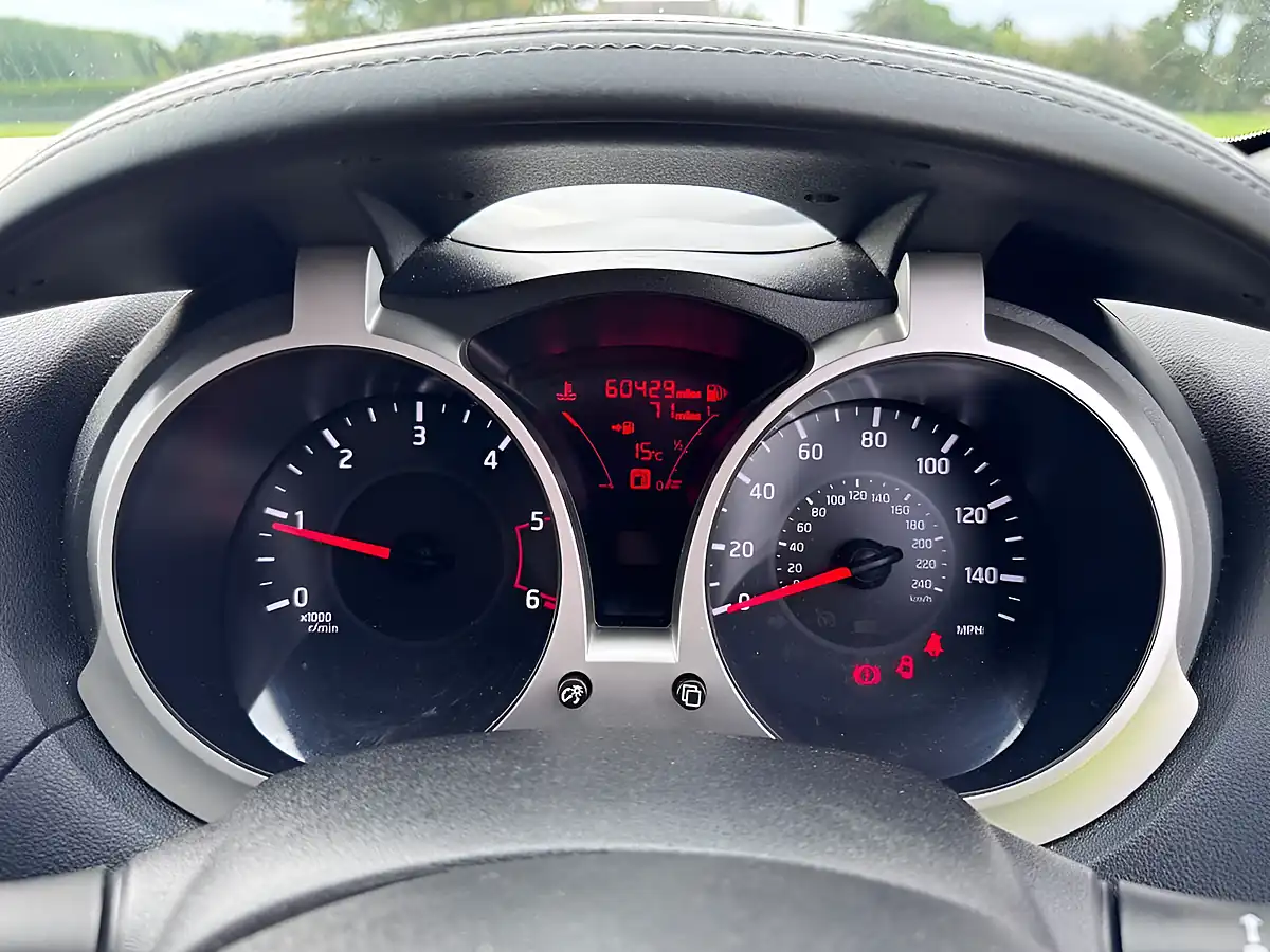 Used 2015 Nissan Juke Acenta Premium Silver - Interior and Exterior details 14