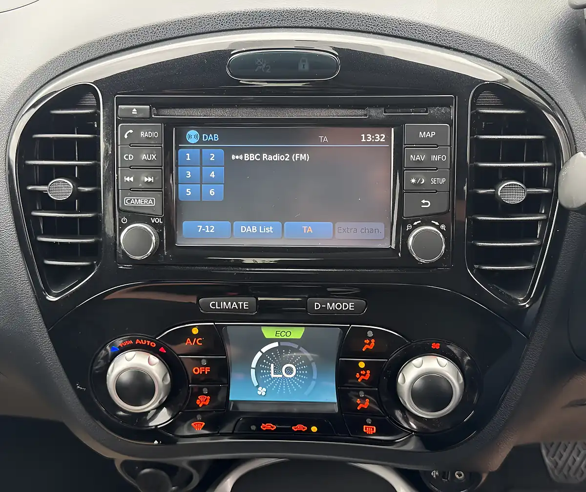Used 2015 Nissan Juke Acenta Premium White - Interior and Exterior details 15