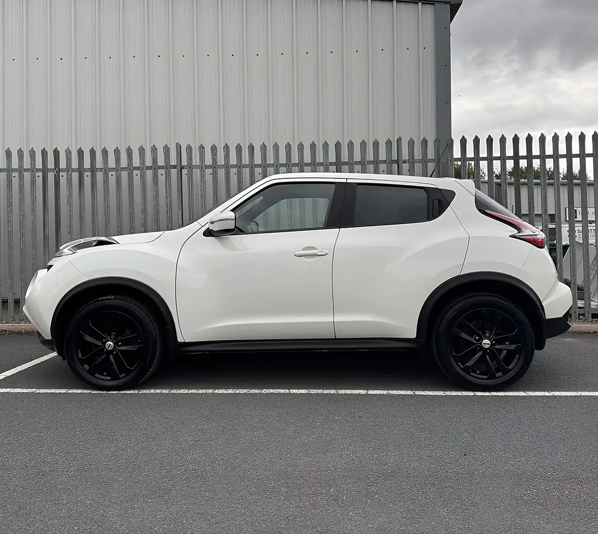 Used 2015 Nissan Juke Acenta Premium White - Interior and Exterior details 8