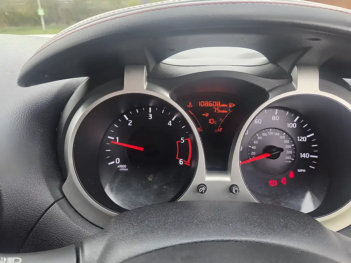 Used 2015 Nissan Juke Acenta Premium White - Interior and Exterior details 14