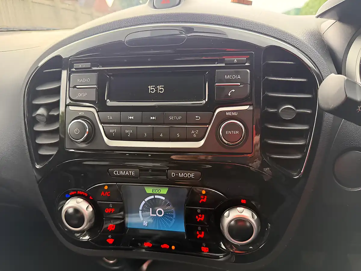 Used 2015 Nissan Juke Acenta Red - Interior and Exterior details 17