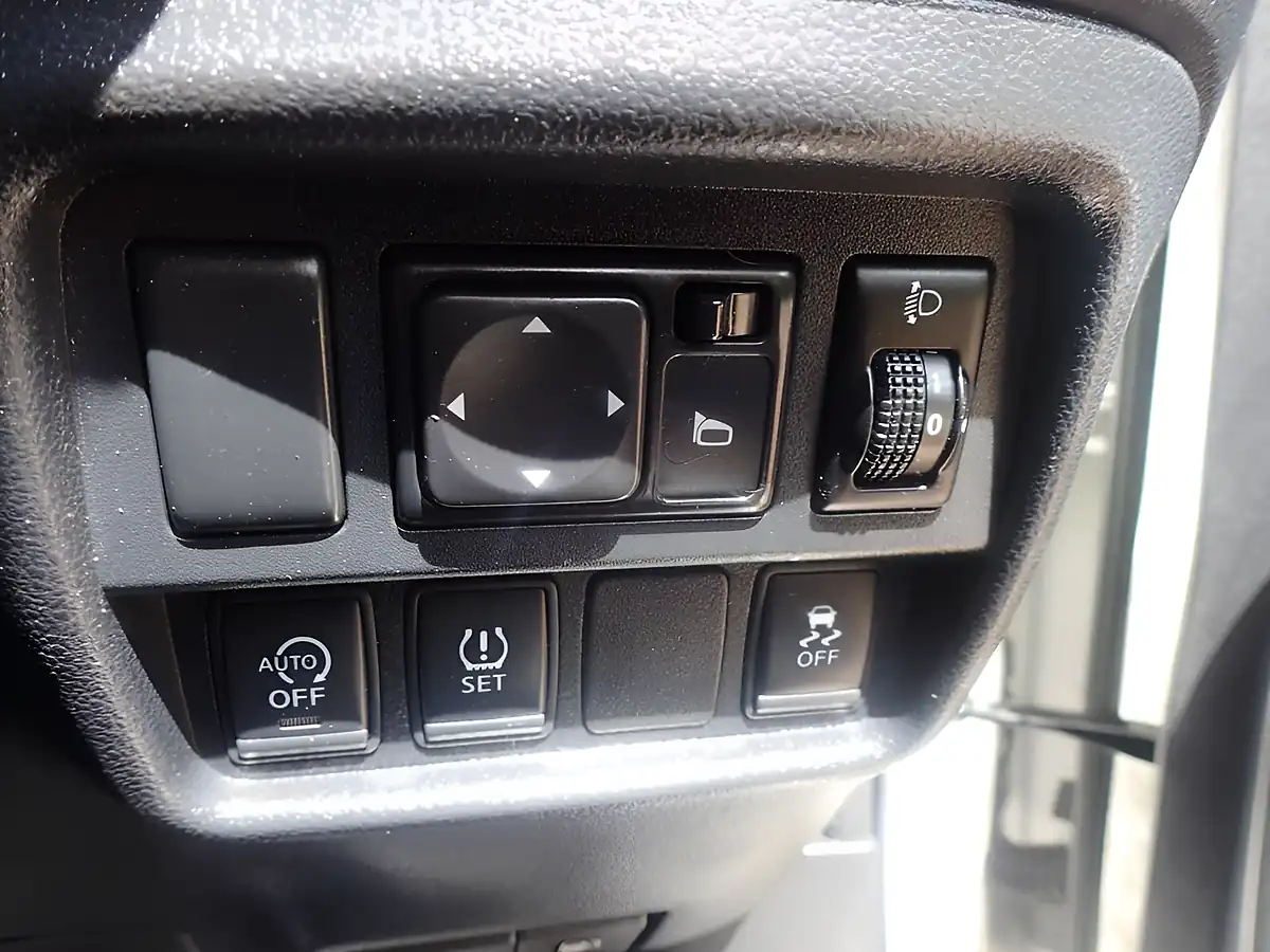 Used 2015 Nissan Juke Acenta White - Interior and Exterior details 11