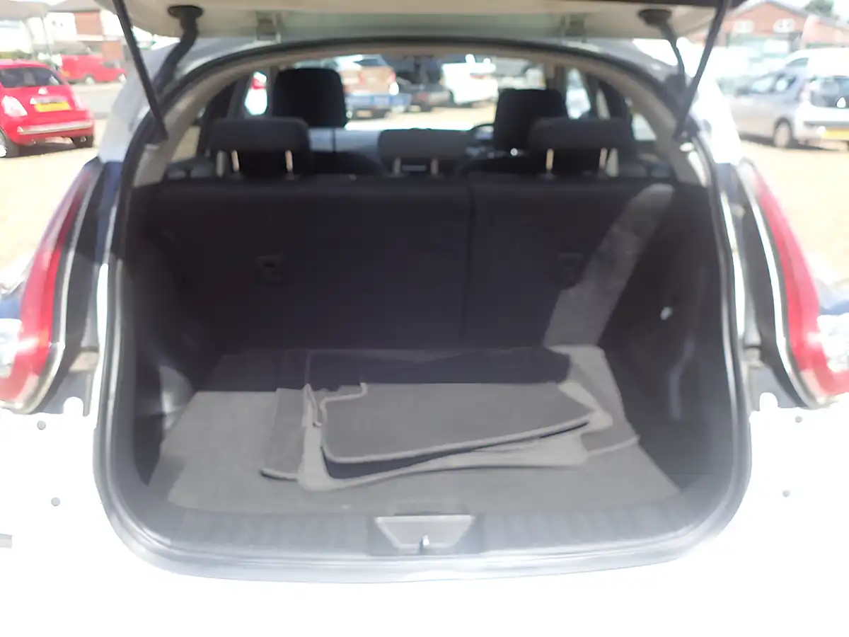 Used 2015 Nissan Juke Acenta White - Interior and Exterior details 19