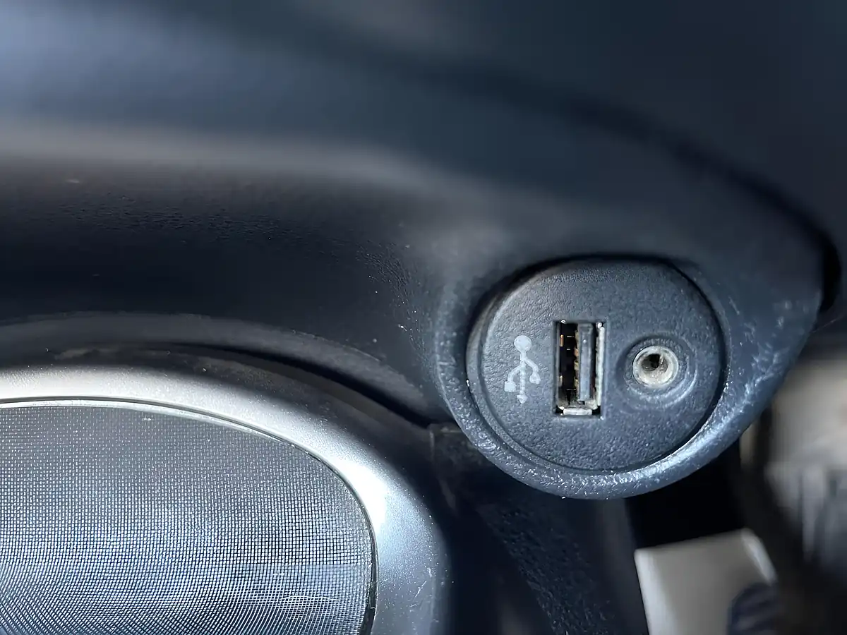 Used 2015 Nissan Juke Acenta White - Interior and Exterior details 9