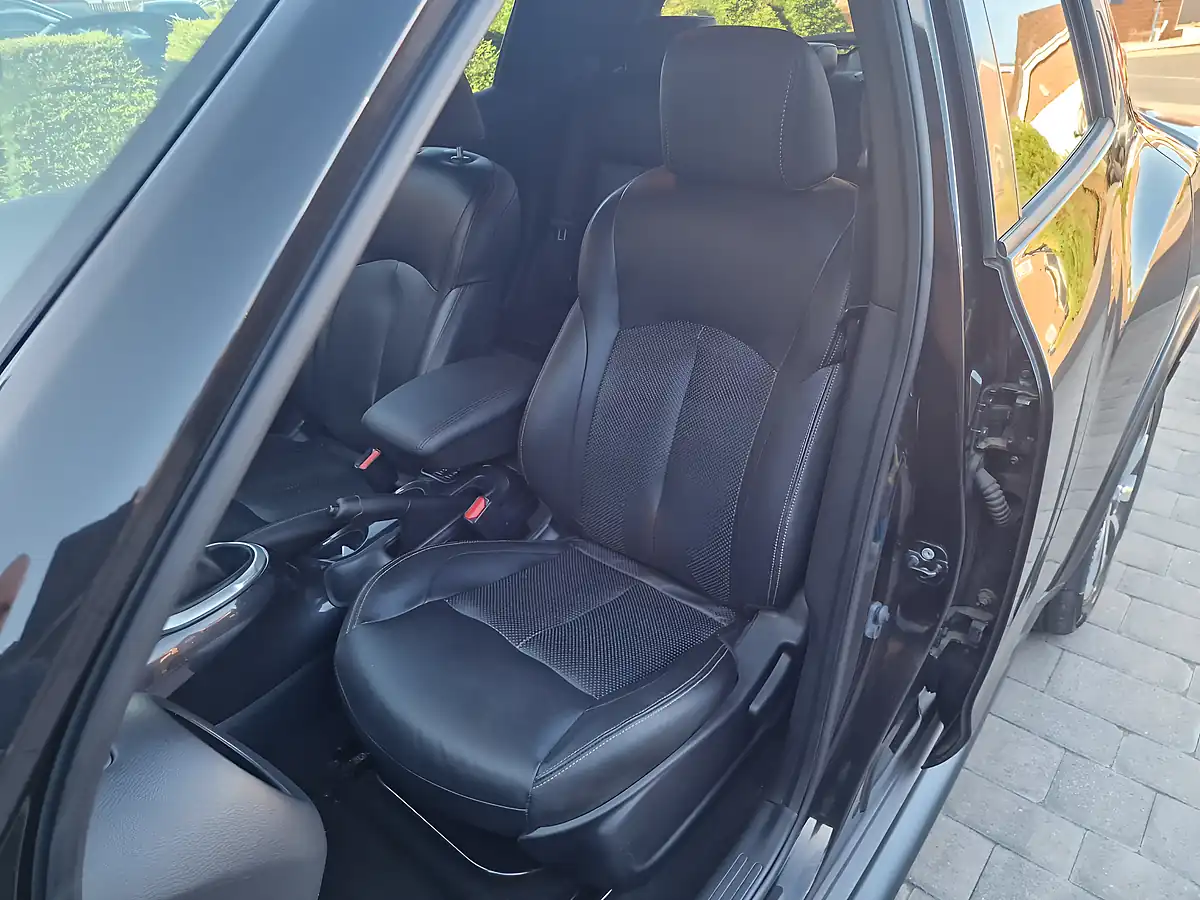 Used 2015 Nissan Juke Tekna Black - Interior and Exterior details 10