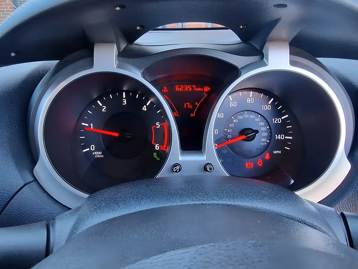 Used 2015 Nissan Juke Tekna Black - Interior and Exterior details 9