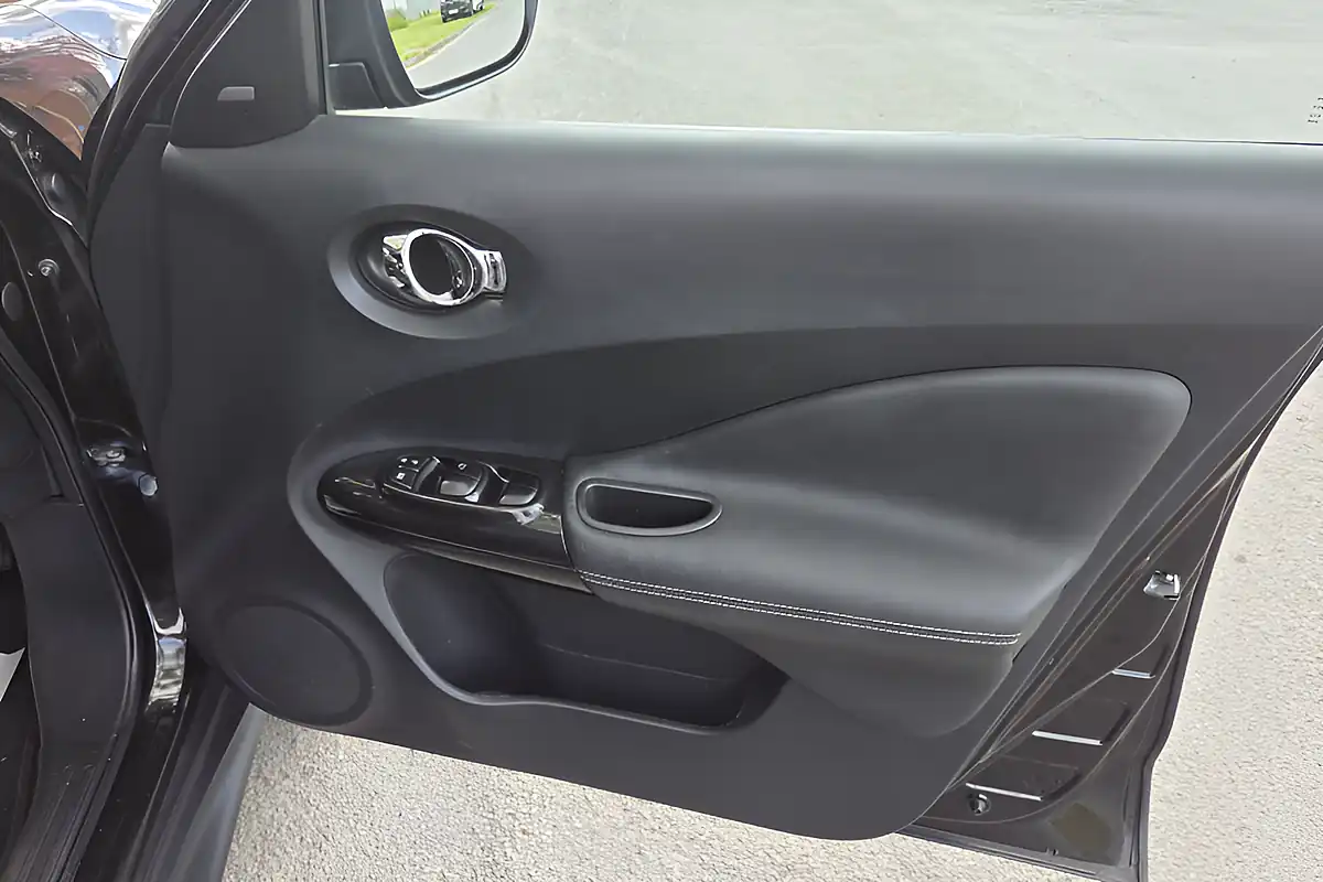 Used 2015 Nissan Juke Tekna Black - Interior and Exterior details 10