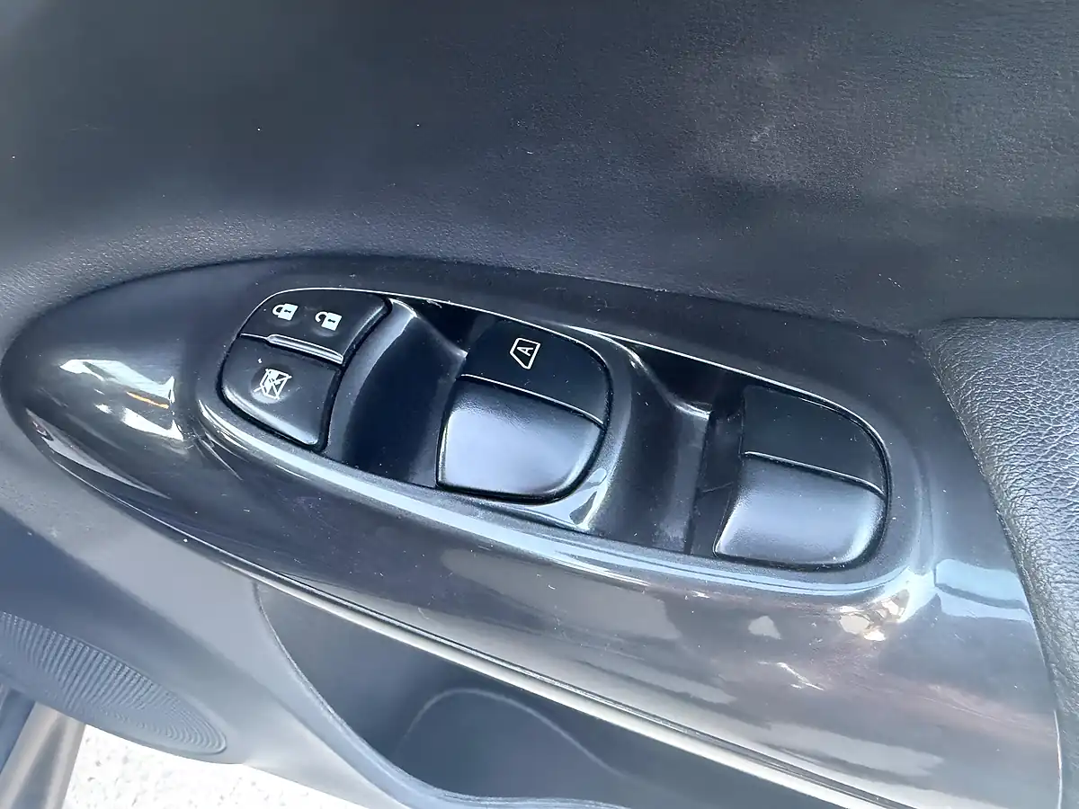 Used 2015 Nissan Juke Tekna Blue - Interior and Exterior details 18
