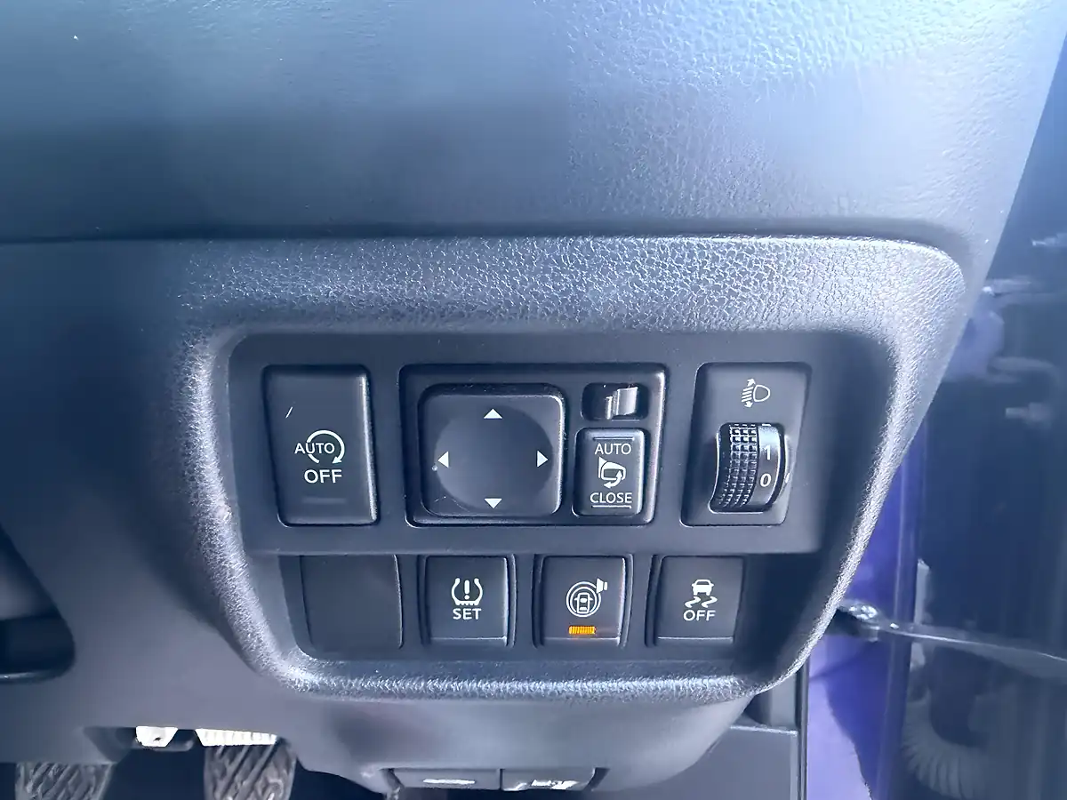 Used 2015 Nissan Juke Tekna Blue - Interior and Exterior details 19