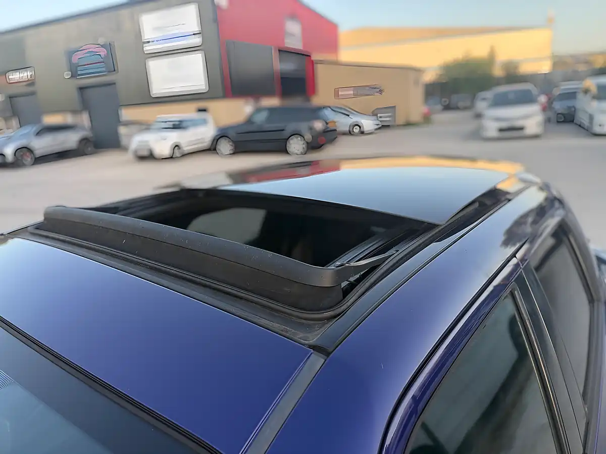 Used 2015 Nissan Juke Tekna Blue - Interior and Exterior details 8