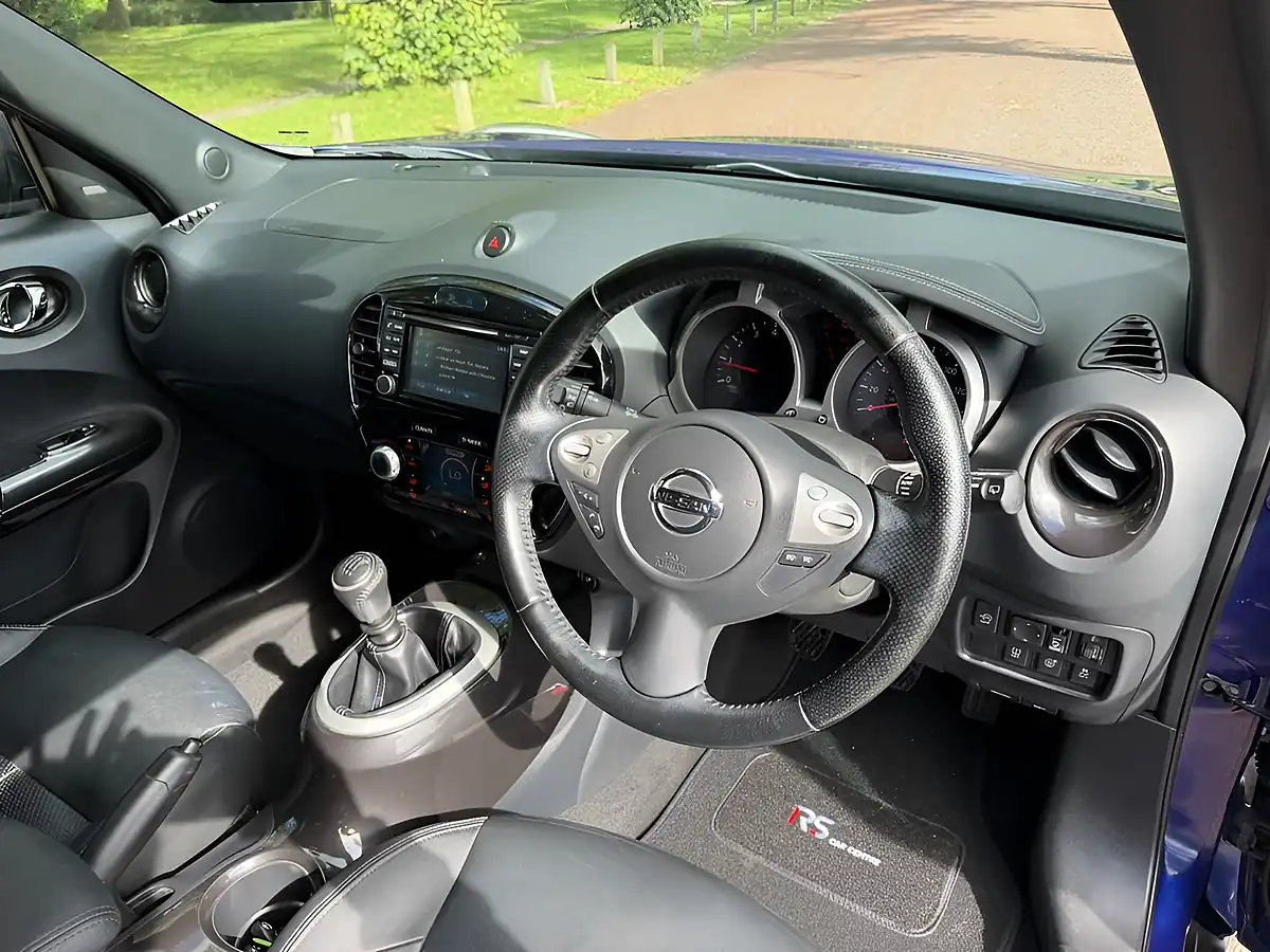 Used 2015 Nissan Juke Tekna Blue - Interior and Exterior details 10