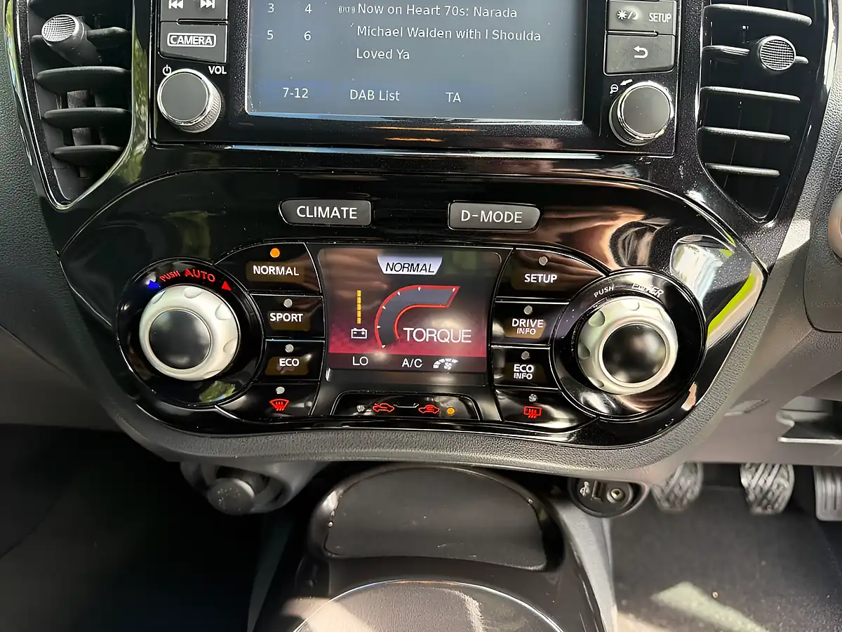 Used 2015 Nissan Juke Tekna Blue - Interior and Exterior details 15