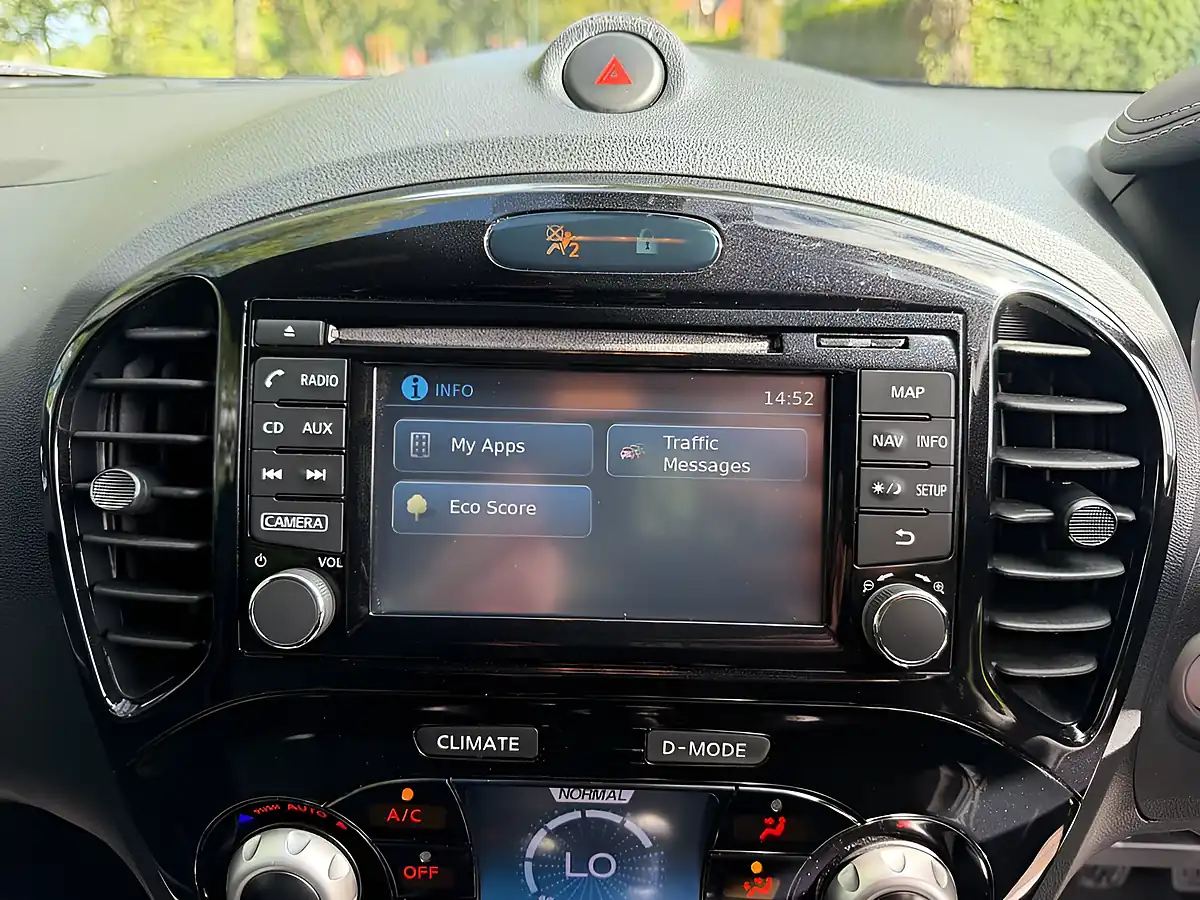 Used 2015 Nissan Juke Tekna Blue - Interior and Exterior details 16
