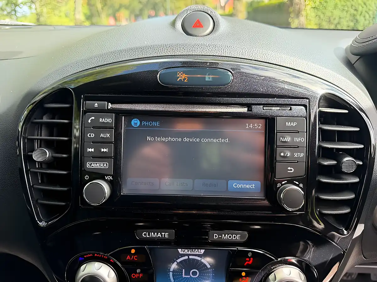 Used 2015 Nissan Juke Tekna Blue - Interior and Exterior details 18