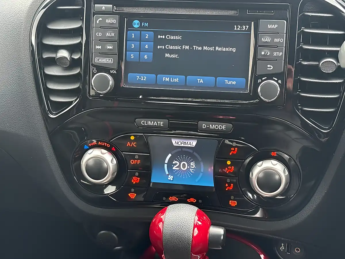 Used 2015 Nissan Juke Tekna Blue - Interior and Exterior details 13