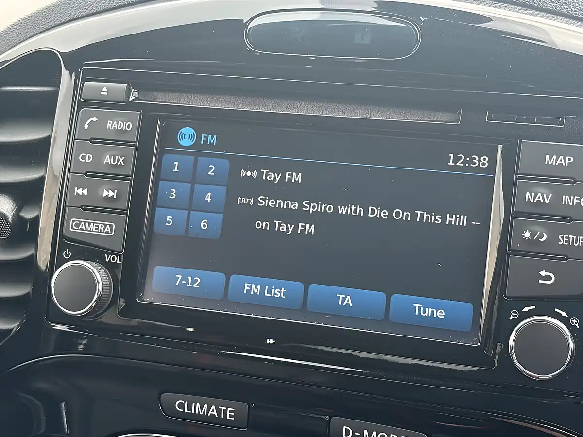 Used 2015 Nissan Juke Tekna Blue - Interior and Exterior details 15