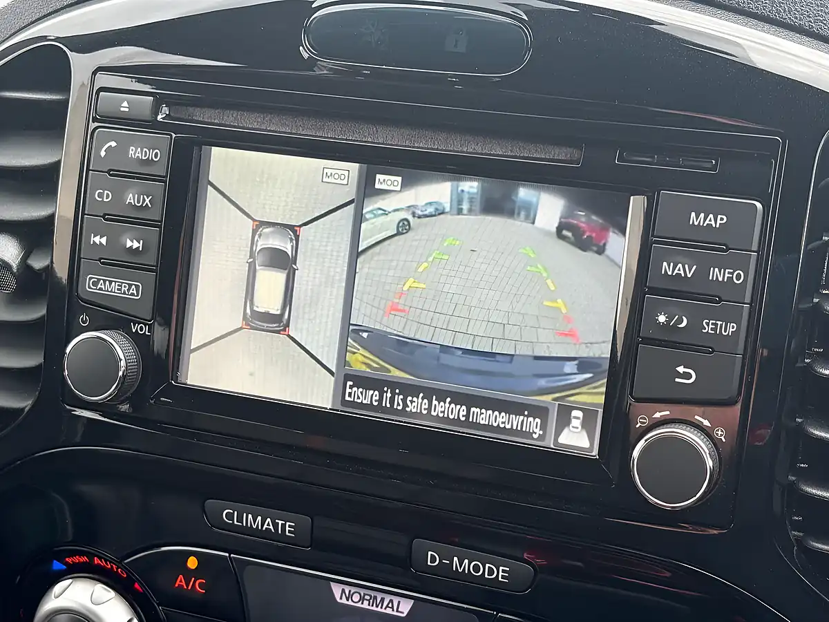 Used 2015 Nissan Juke Tekna Blue - Interior and Exterior details 17