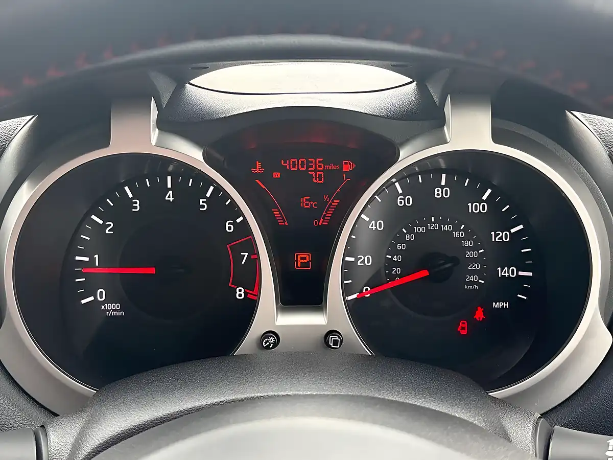 Used 2015 Nissan Juke Tekna Blue - Interior and Exterior details 18
