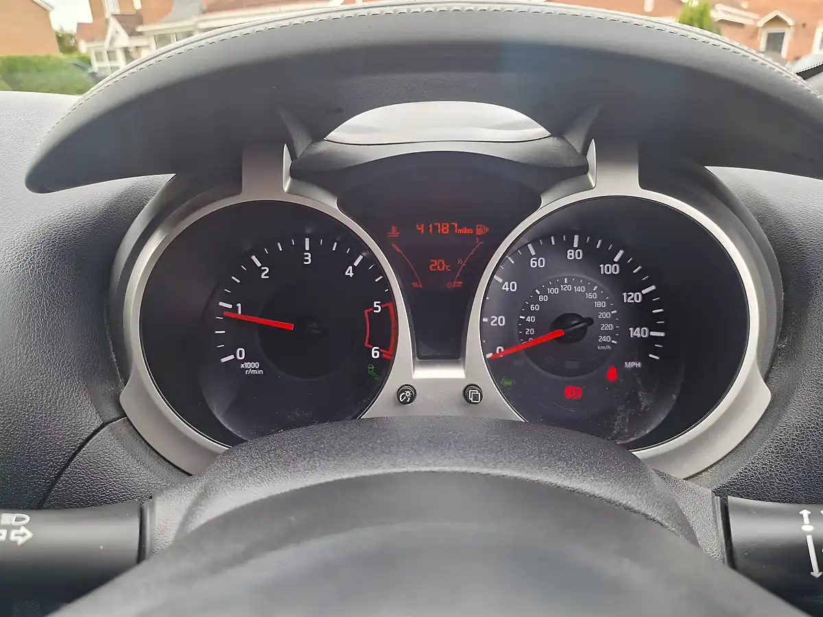 Used 2015 Nissan Juke Tekna Grey - Interior and Exterior details 10