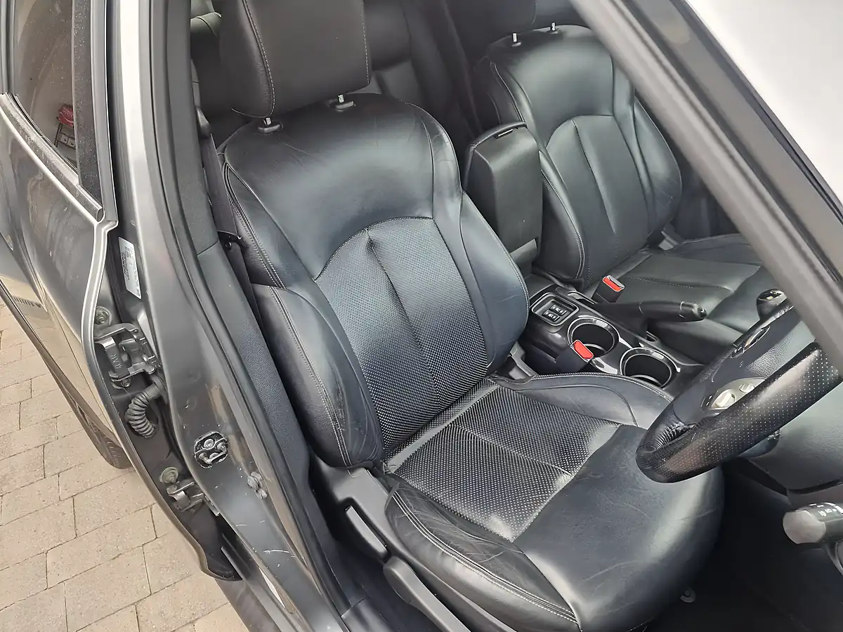 Used 2015 Nissan Juke Tekna Grey - Interior and Exterior details 4