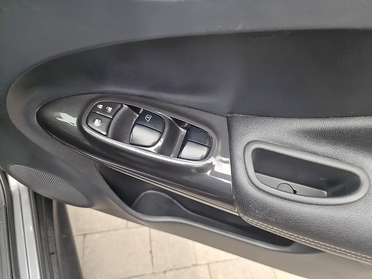 Used 2015 Nissan Juke Tekna Grey - Interior and Exterior details 5
