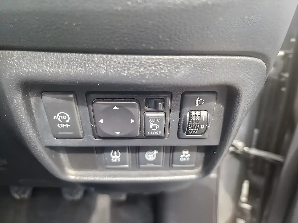 Used 2015 Nissan Juke Tekna Grey - Interior and Exterior details 6
