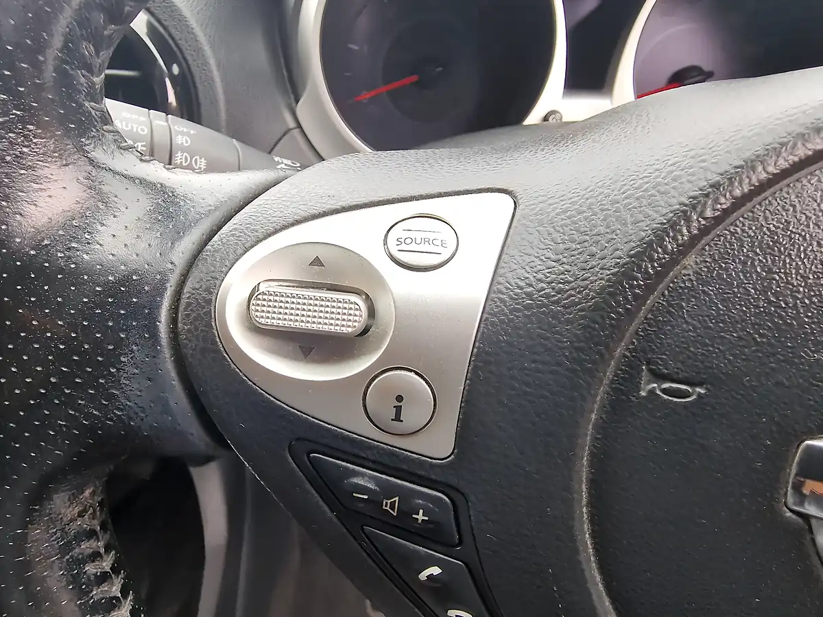 Used 2015 Nissan Juke Tekna Grey - Interior and Exterior details 8