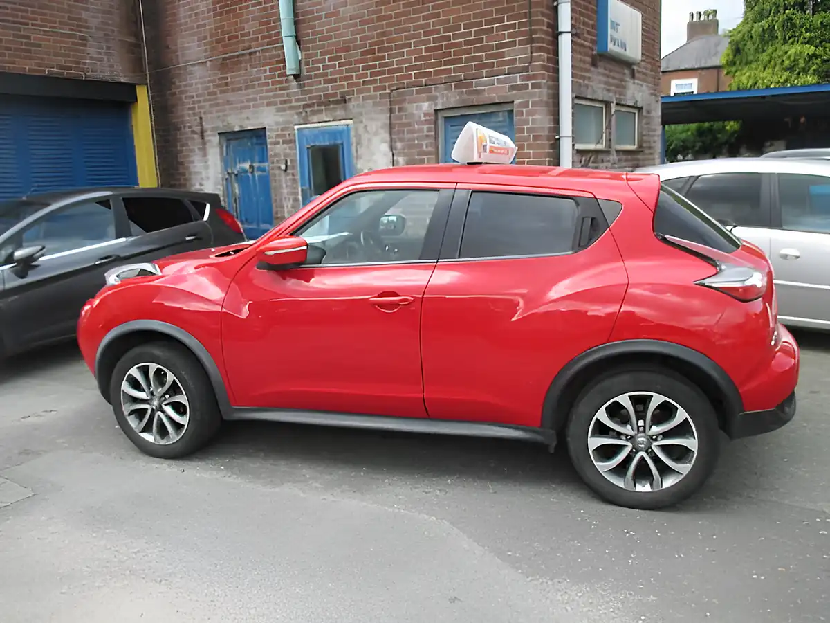 Used 2015 Nissan Juke Tekna Red - Interior and Exterior details 4
