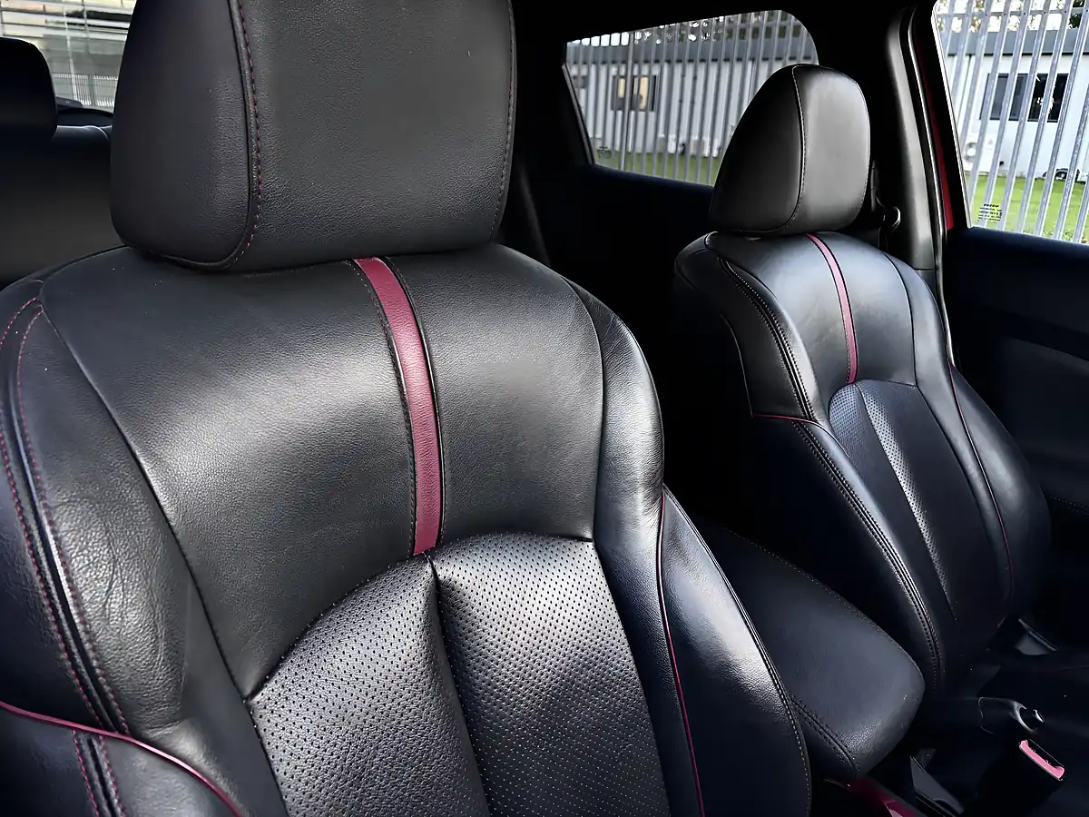 Used 2015 Nissan Juke Tekna Red - Interior and Exterior details 8