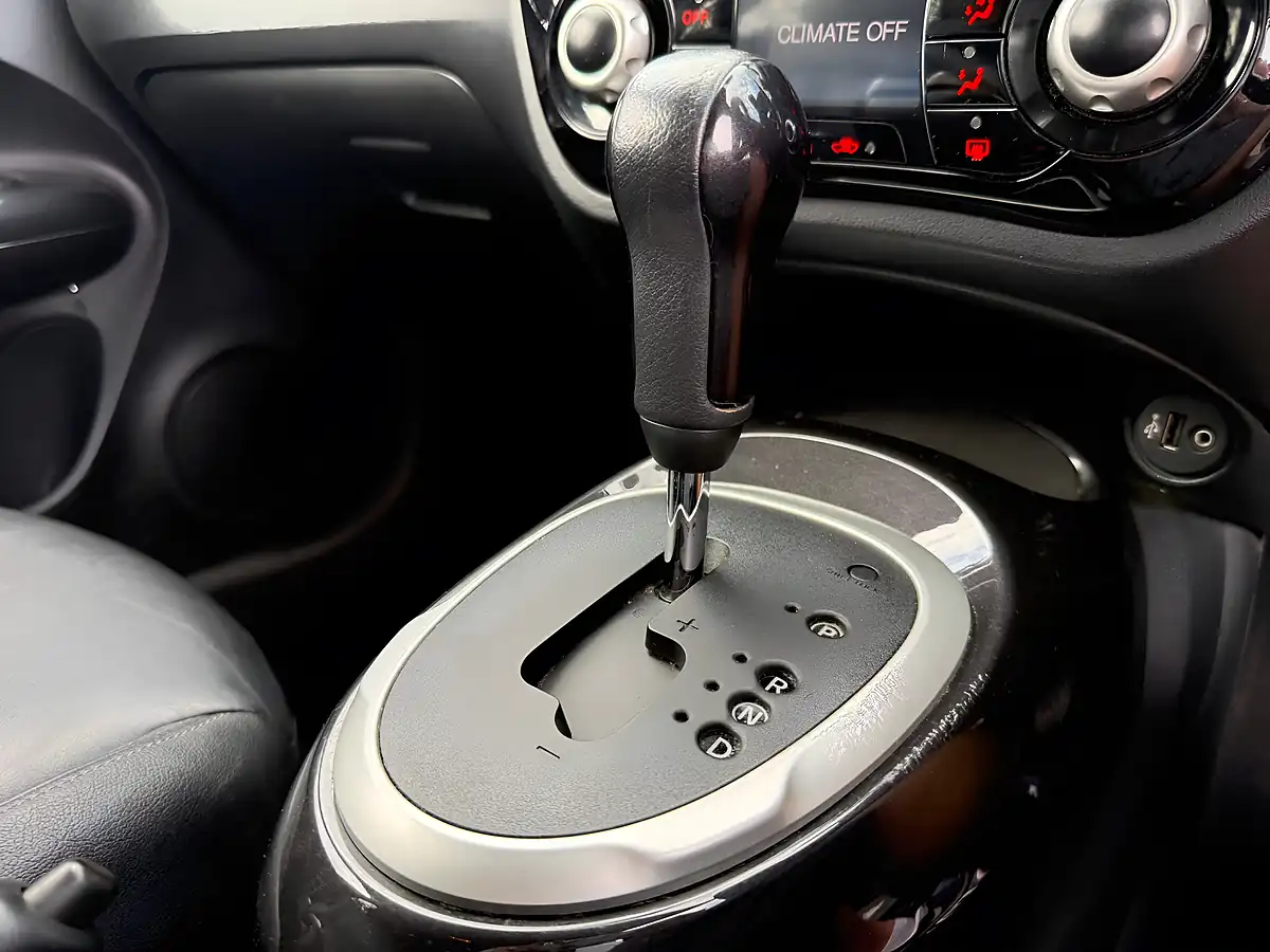 Used 2015 Nissan Juke Tekna Silver - Interior and Exterior details 10
