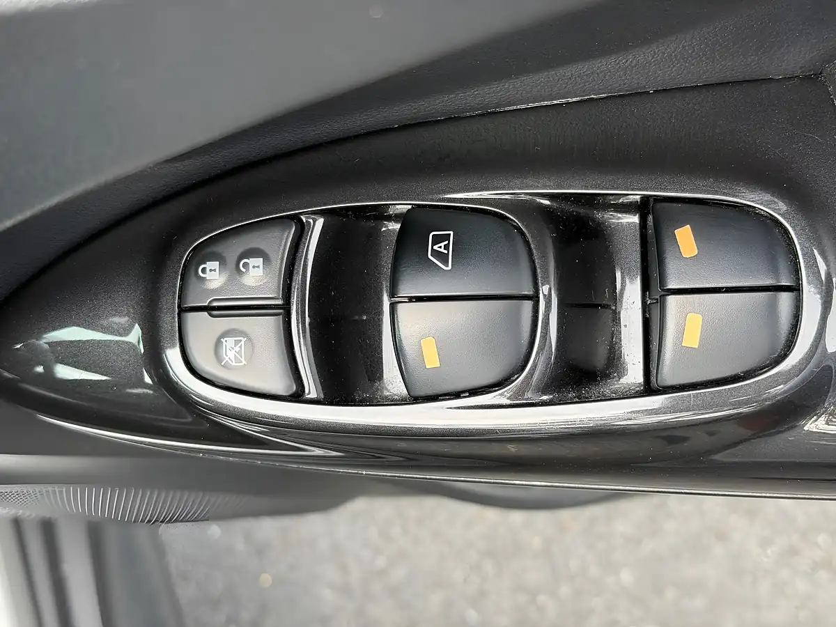 Used 2015 Nissan Juke Tekna Silver - Interior and Exterior details 12