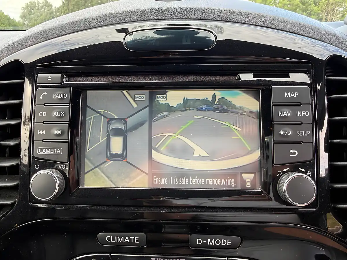 Used 2015 Nissan Juke Tekna Silver - Interior and Exterior details 17
