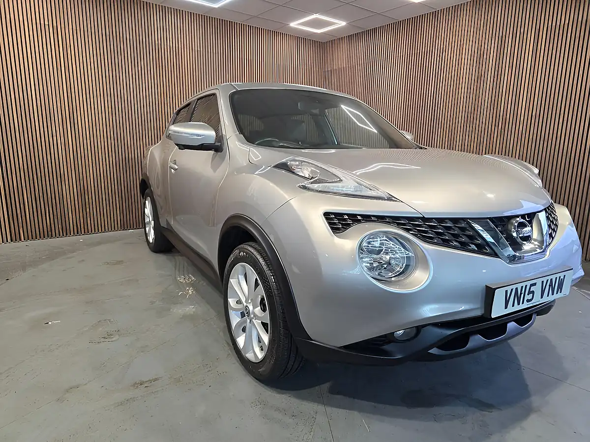Used 2015 Nissan Juke Tekna Silver - Front View