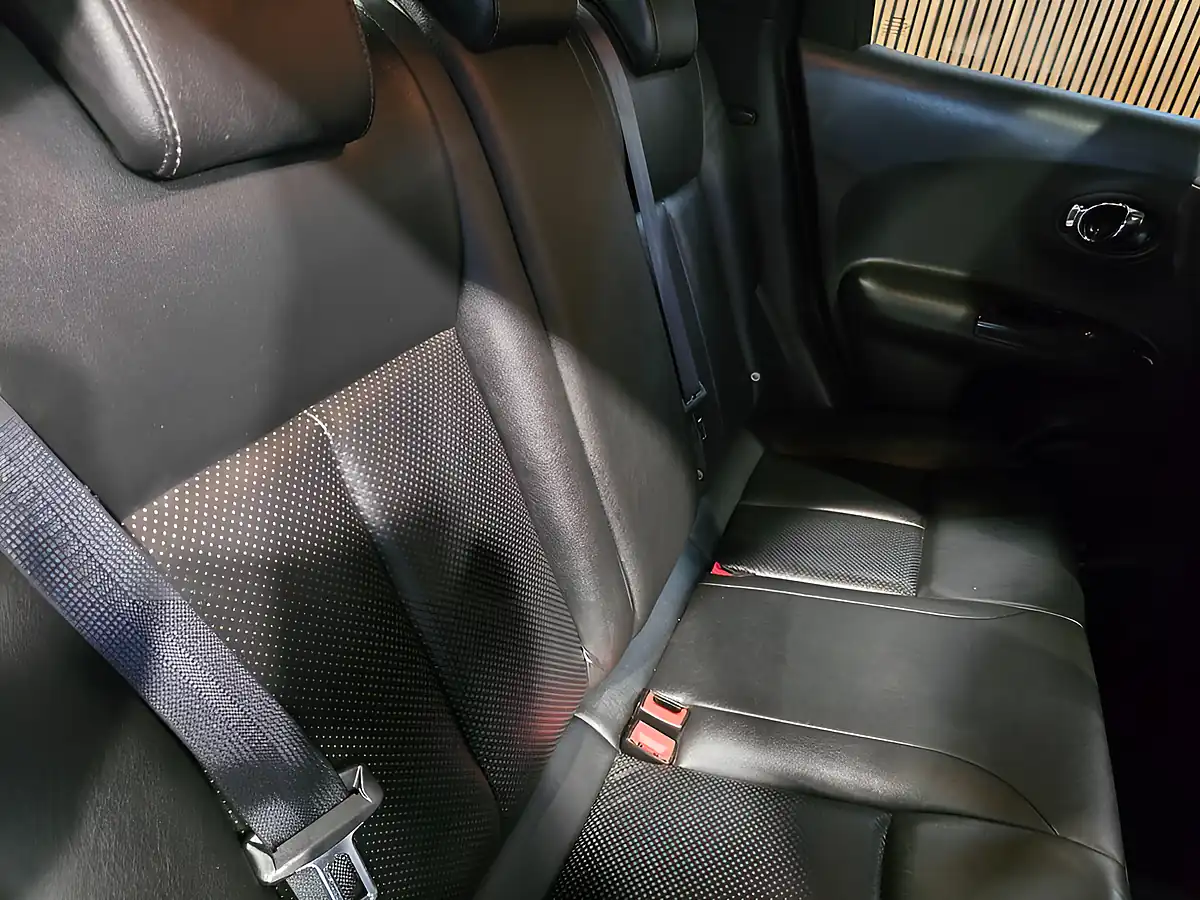 Used 2015 Nissan Juke Tekna Silver - Interior and Exterior details 15