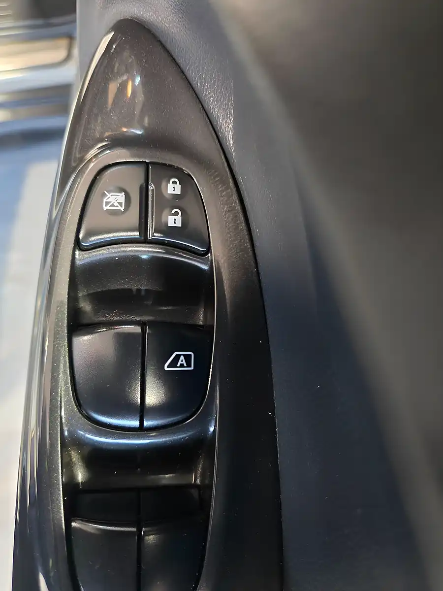 Used 2015 Nissan Juke Tekna Silver - Interior and Exterior details 18