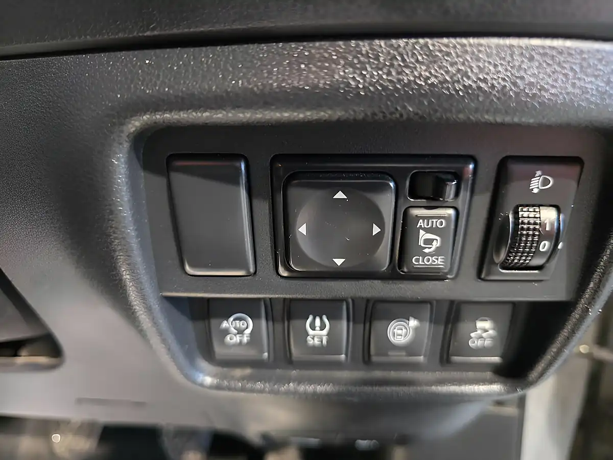 Used 2015 Nissan Juke Tekna Silver - Interior and Exterior details 19