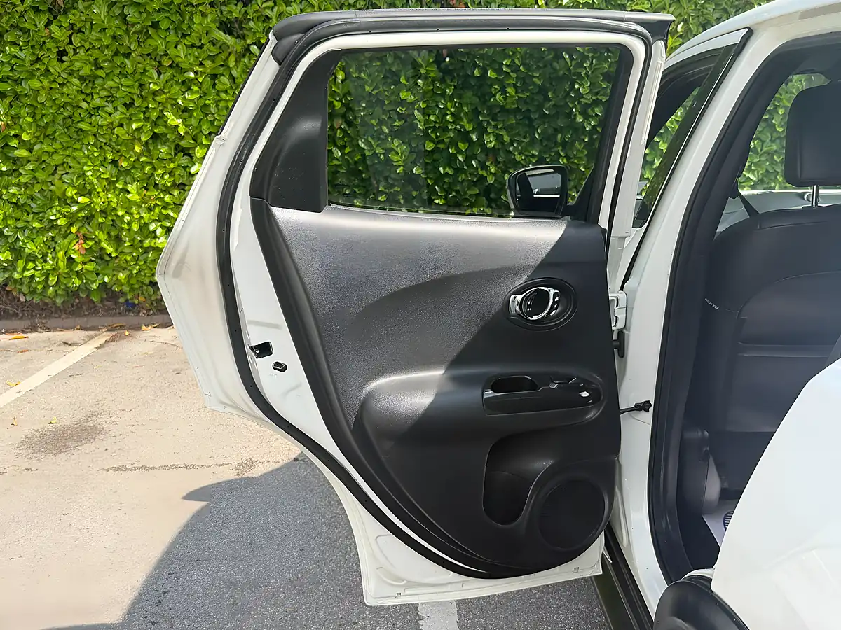 Used 2015 Nissan Juke Tekna Storm White - Interior and Exterior details 15