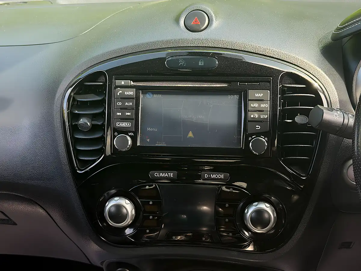 Used 2015 Nissan Juke Tekna Storm White - Interior and Exterior details 16