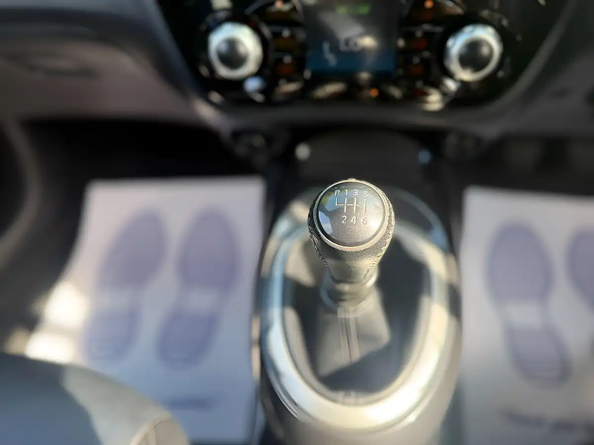 Used 2015 Nissan Juke Tekna Storm White - Interior and Exterior details 9
