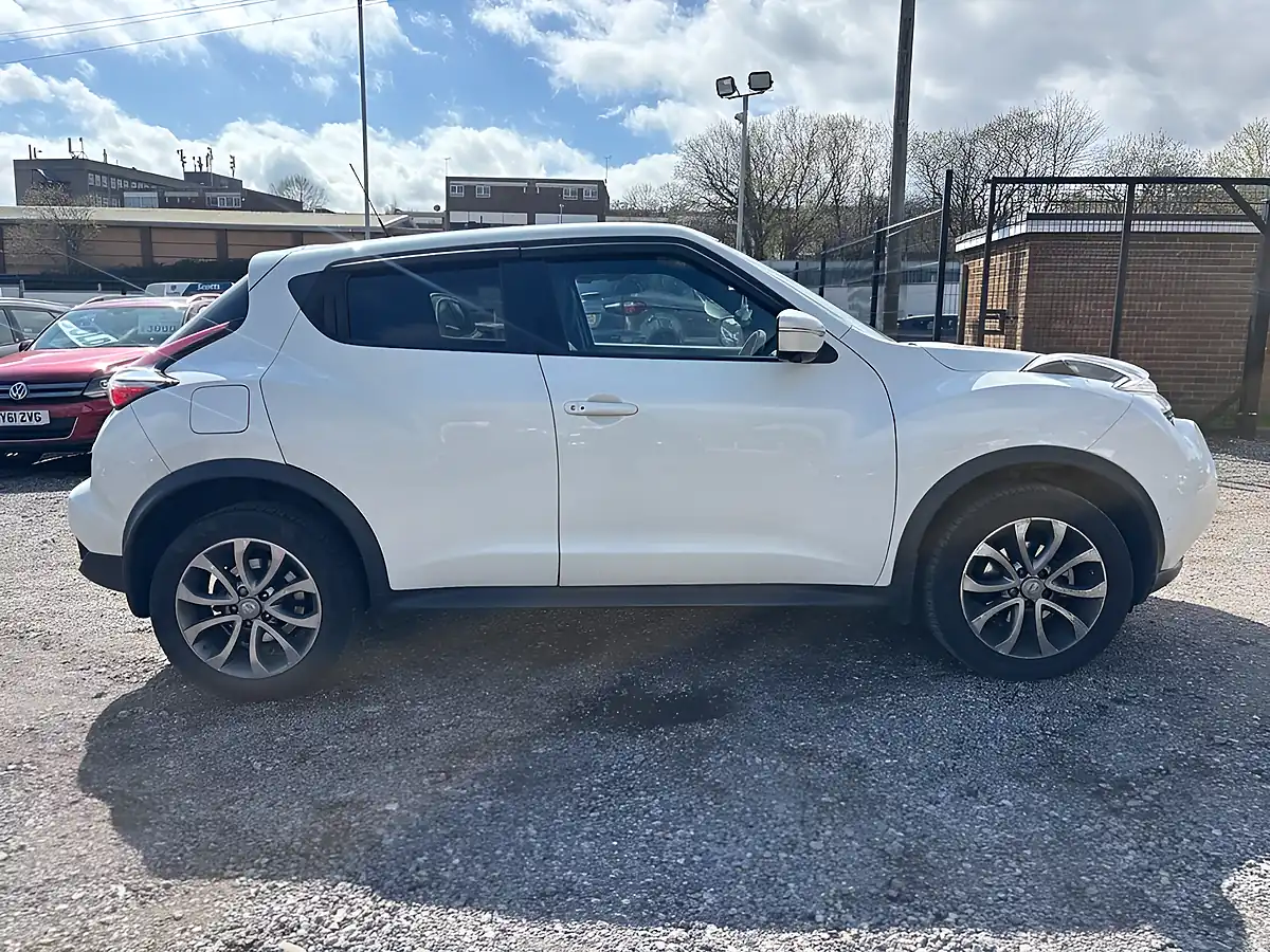 Used 2015 Nissan Juke Tekna White - Interior and Exterior details 3