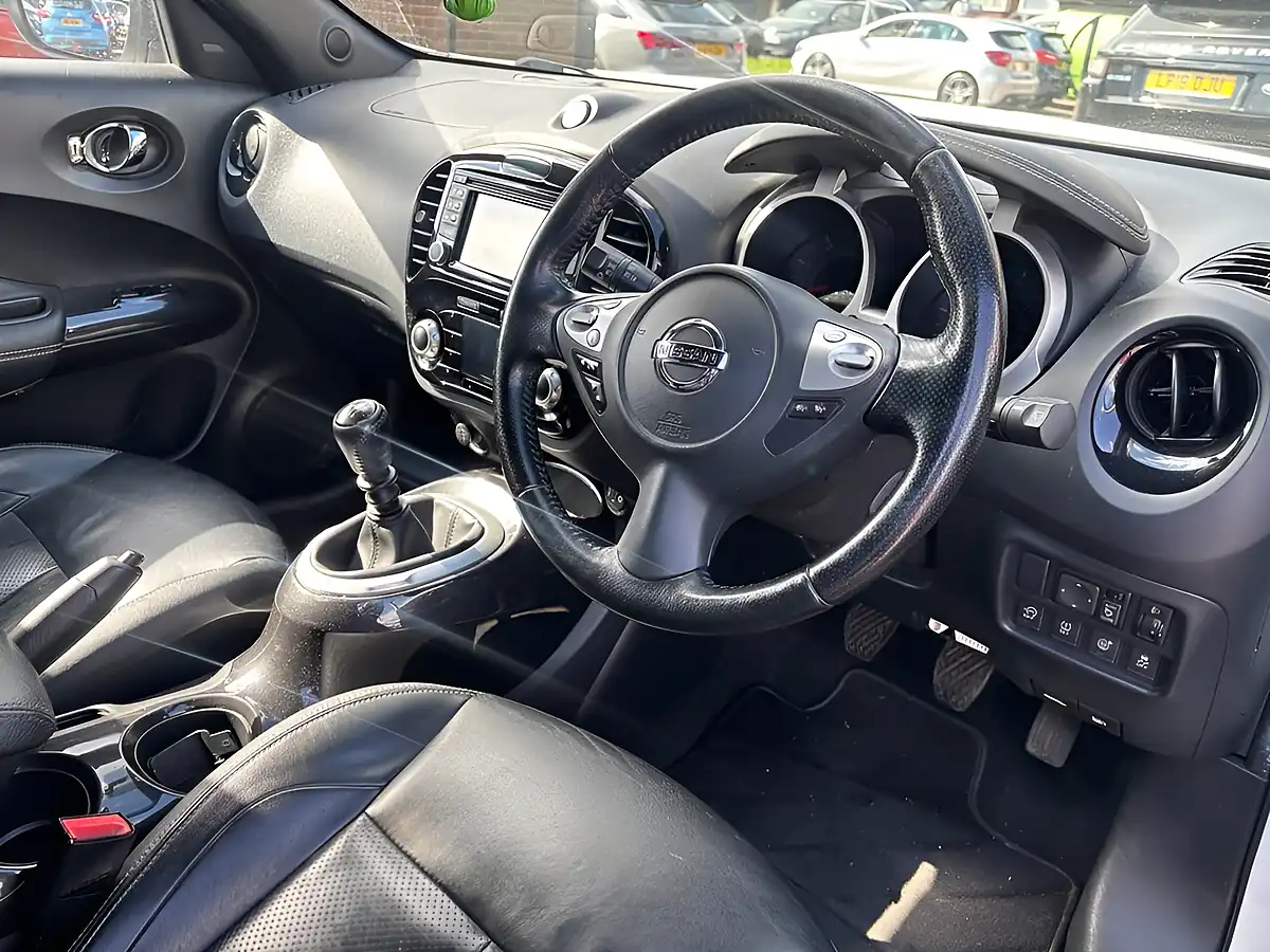 Used 2015 Nissan Juke Tekna White - Interior and Exterior details 6