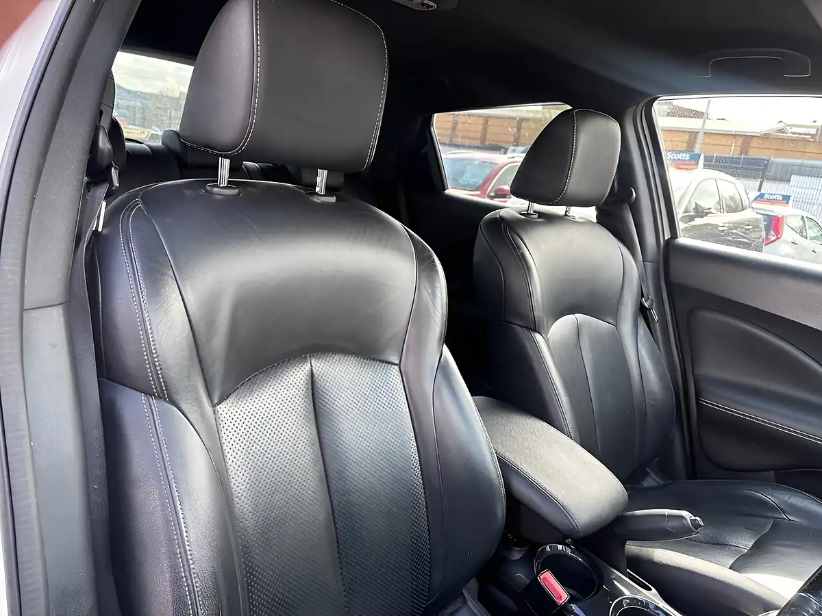 Used 2015 Nissan Juke Tekna White - Interior and Exterior details 8