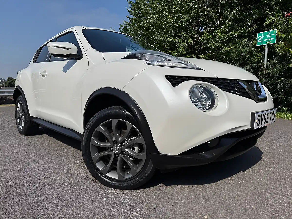 Used 2015 Nissan Juke Tekna White - Front View