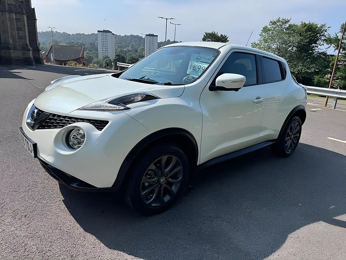 Used 2015 Nissan Juke Tekna White - Interior and Exterior details 5