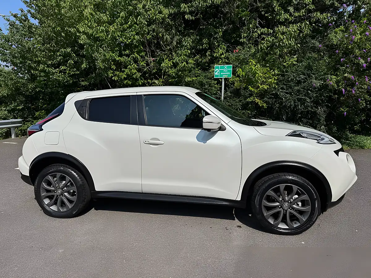 Used 2015 Nissan Juke Tekna White - Interior and Exterior details 9