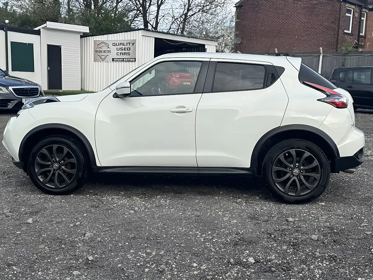 Used 2015 Nissan Juke Tekna White - Interior and Exterior details 4