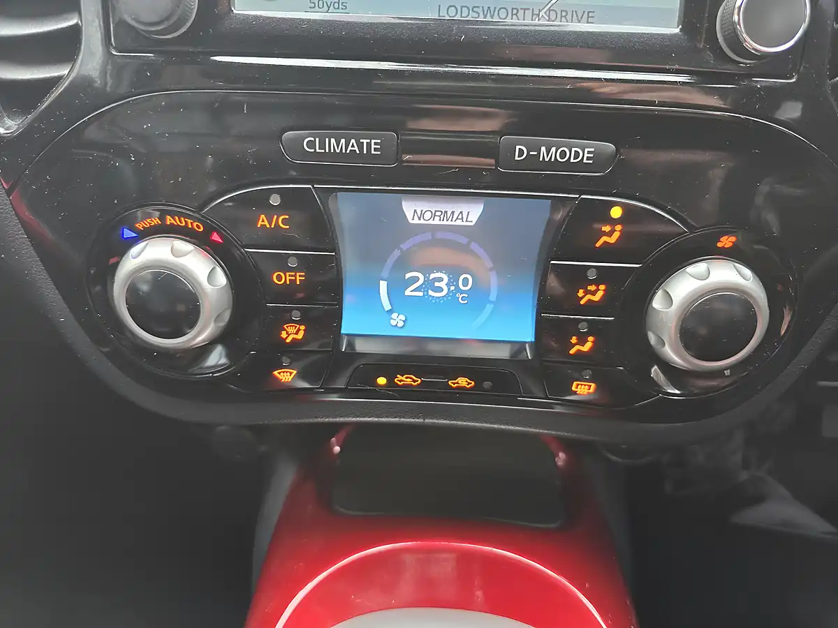 Used 2015 Nissan Juke Tekna White - Interior and Exterior details 10
